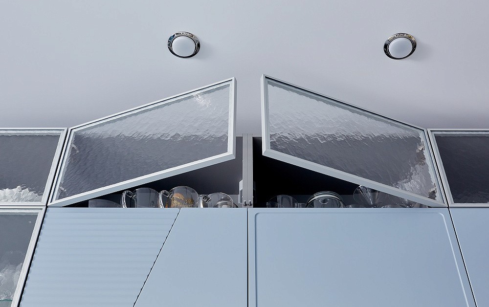 Небесно-голубая кухня с фрезеровкой и диагональными линиями