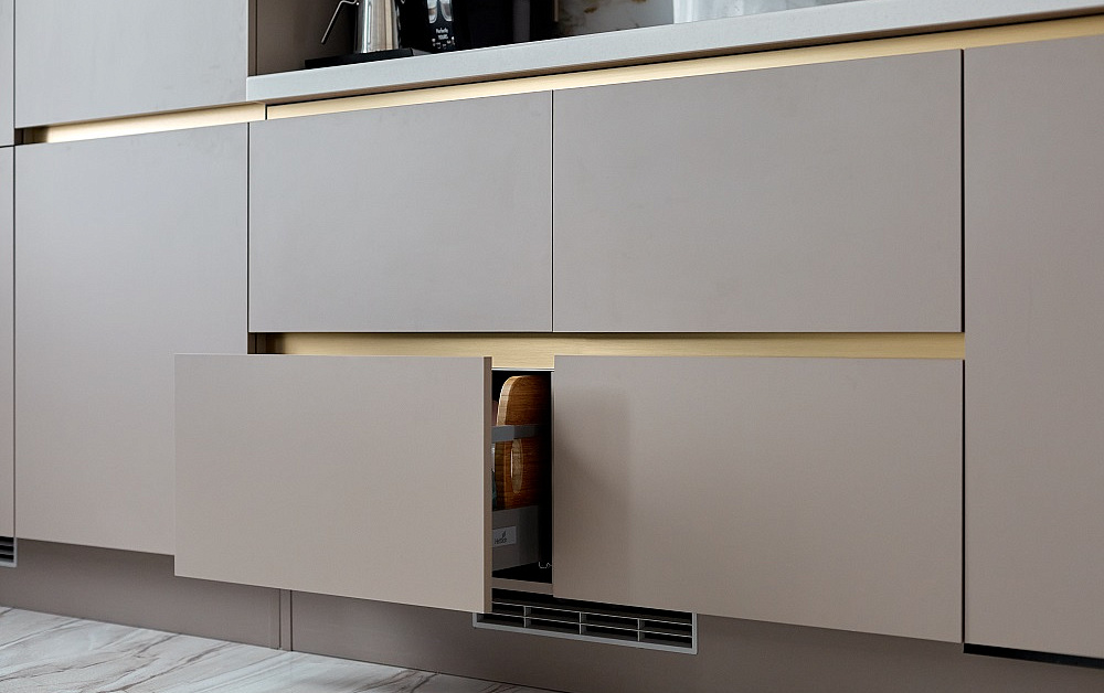 Роскошная песочная кухня с мраморно-золотыми акцентами