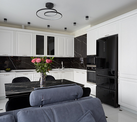 Классическая белая кухня победительницы акции «Дарим кухни» 