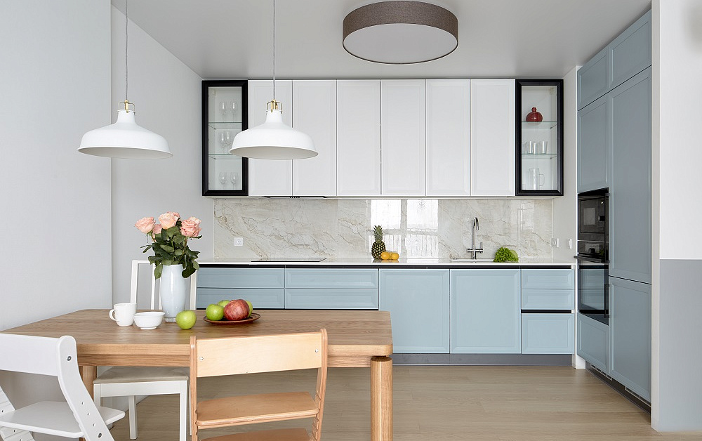 Воздушно-небесная кухня с чёрными акцентами