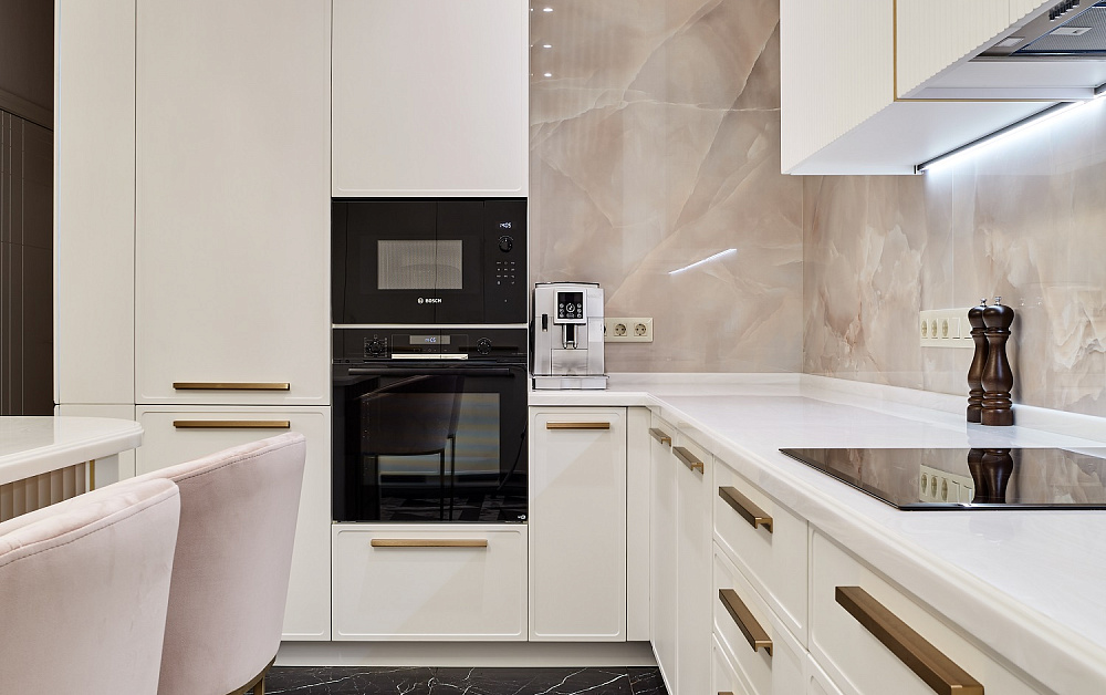 Пудрово-белоснежная П-образная кухня