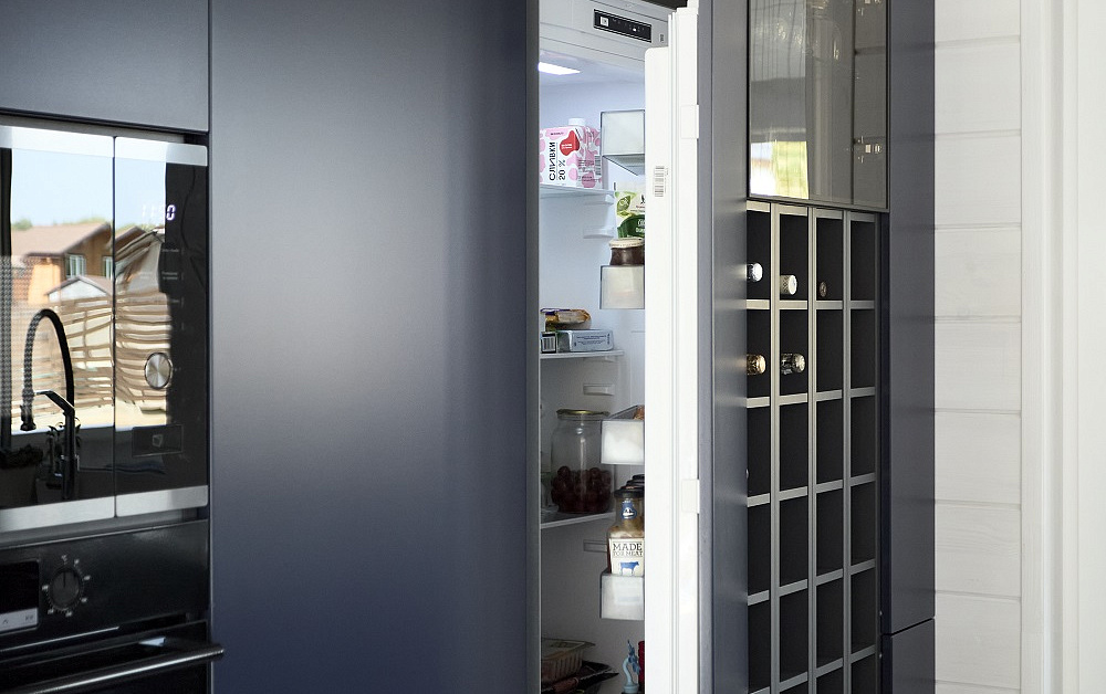 Бело-синяя кухня для гонщика Никиты Шикова