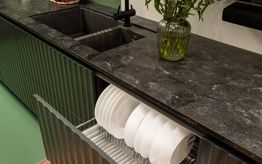 Графитовая кухня для ТВ-проекта «Дачный Ответ»