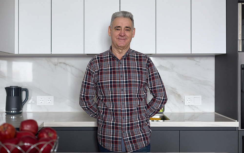 Вечная классика: бело-серая П-образная кухня