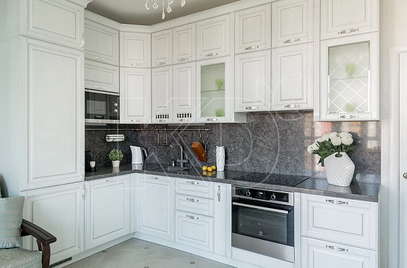 Угловые белые классические кухни