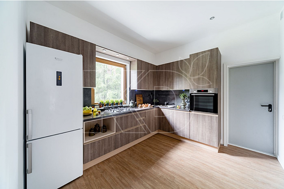 Угловая кухня в коричневых тонах