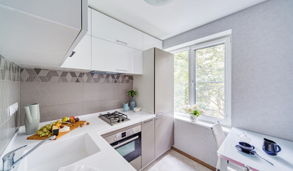 Светлая кухня в Санкт-Петербурге