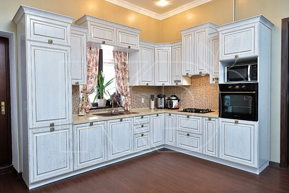 Гарнитур для кухни из массива в магазине