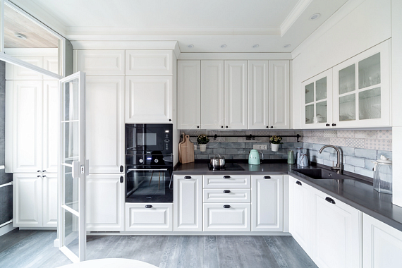 Угловые белые классические кухни