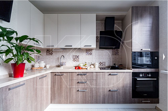 дизайн белой с бежевым кухни
