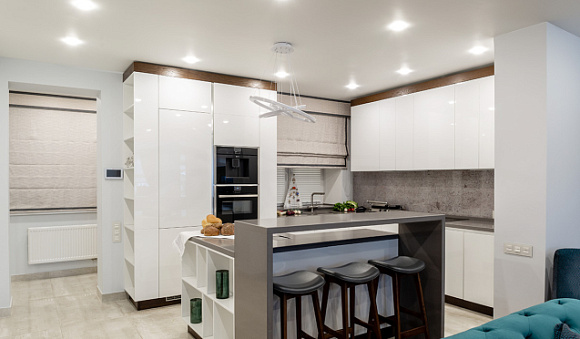 Светлая кухня в Сочи