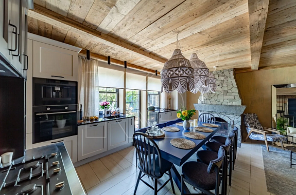 Белая кухня в сочетании с деревом