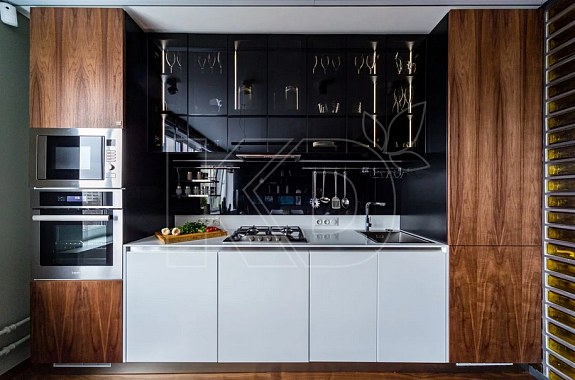 Белая кухня в сочетании с деревом