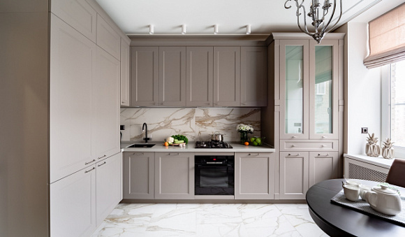 Коричневая кухня в Новосибирске