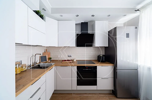 Угловые белые классические кухни