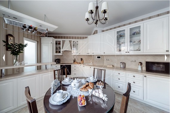 дизайн кухни белой глянцевой