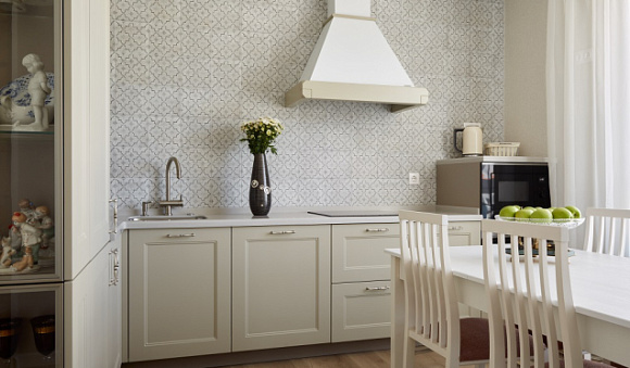 Светлая кухня в Санкт-Петербурге