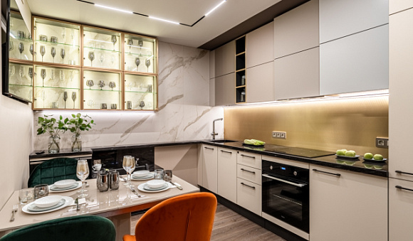 Маленькая светлая кухня