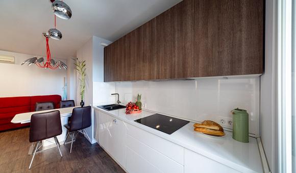 Светлая кухня в Мурманске