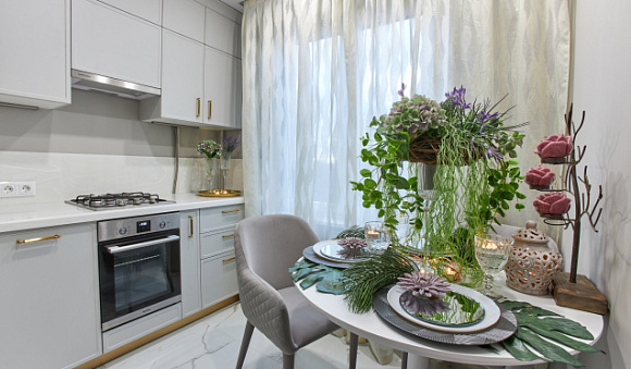 Светлая кухня в Мурманске