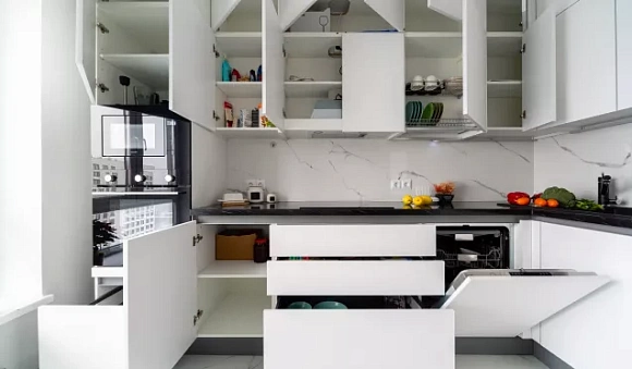 Светлая кухня в Сочи