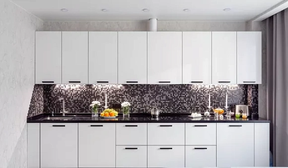 Светлая кухня в Мурманске