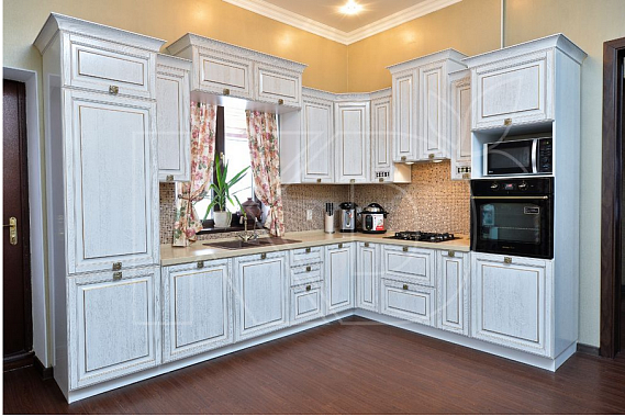 Угловые кухни из массива дерева