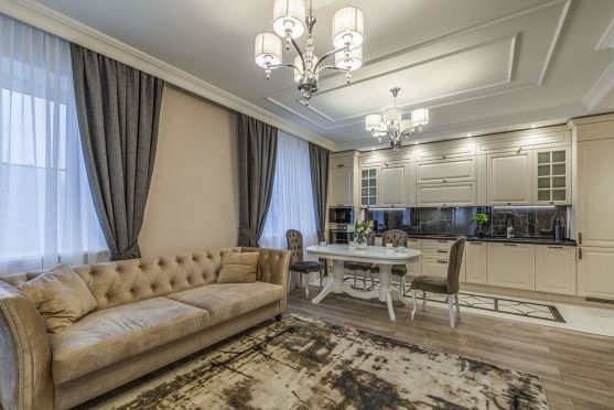 Светлая кухня в частном доме