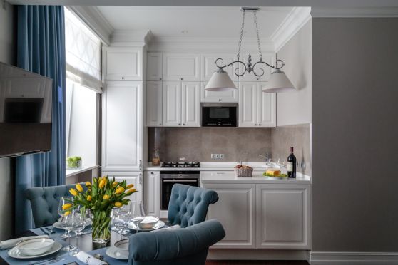 Светлая кухня в частном доме